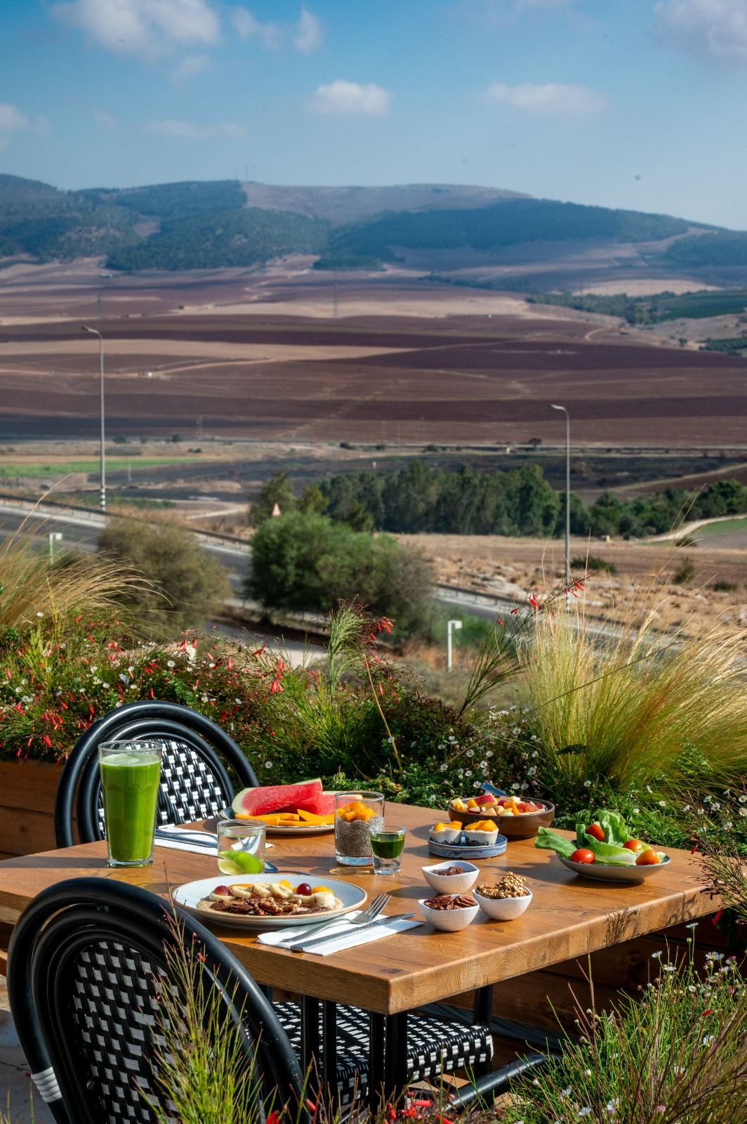 פינת ישיבה וארוחה בחוץ מול הנוף הפתוח